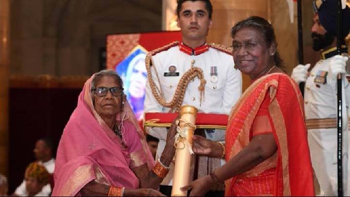 राष्ट्रपति श्रीमती मुर्मु ने बैगा चित्रकार श्रीमती जोधइया बाई बैगा को पद्मश्री पुरस्कार प्रदान किया